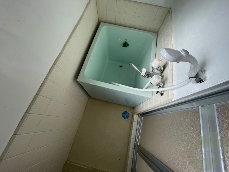 バス・シャワールーム　こちらはお風呂。一日の疲れをここで癒してください。