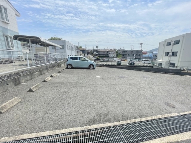 【生駒市小明町のアパートの駐車場】