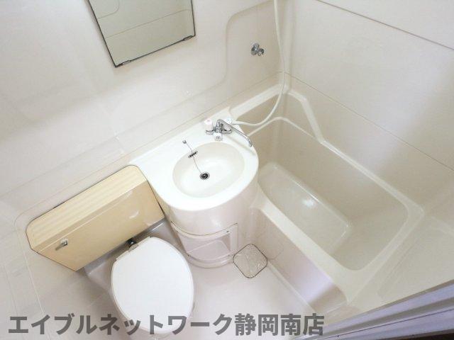 バス・シャワールーム　落ち着いた空間のお風呂です