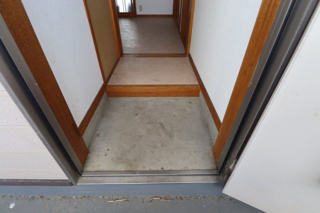 玄関　同物件別部屋です。