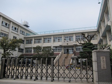 小学校　砥部町立麻生小学校（小学校）まで899m