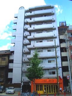 京都市下京区平居町のマンションの建物外観