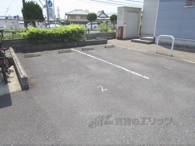 【レオパレスびわこローズタウンの駐車場】