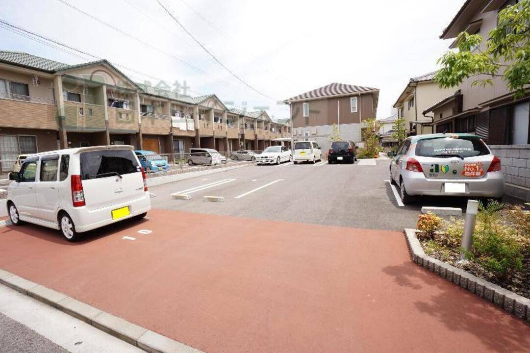 【松山市空港通のアパートの駐車場】