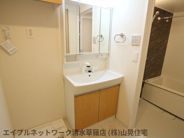 洗面設備　明るい洗面所です