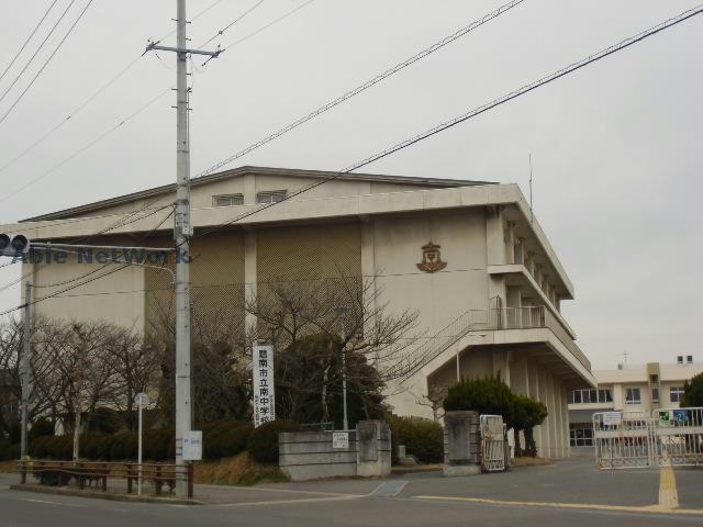 【碧南市雨池町のアパートの中学校】