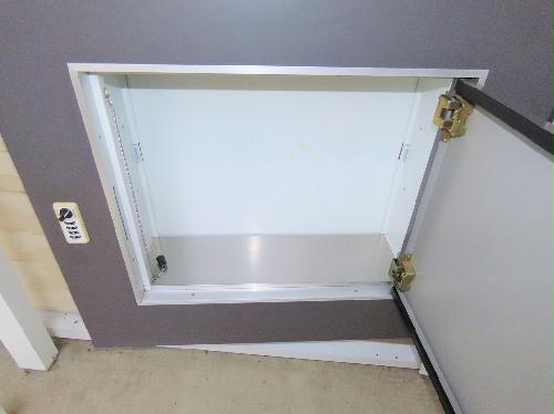 玄関　玄関扉に宅配ボックスあり