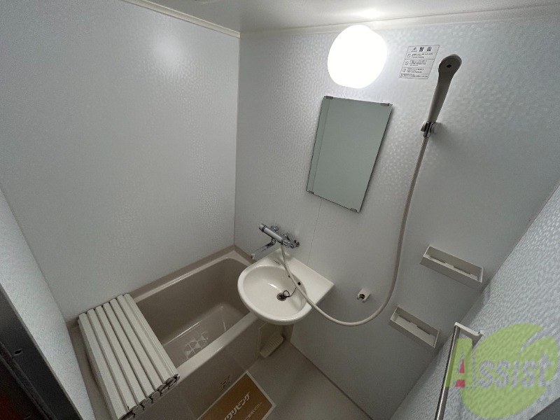 バス・シャワールーム　浴室はシンプル。一人暮らしにはちょうど良いサイズですね。