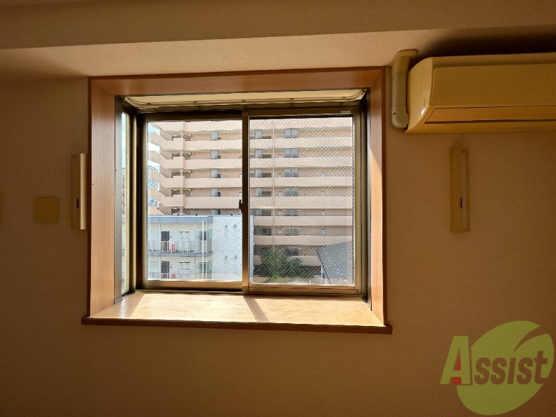 バルコニー　バルコニーはございませんが出窓がありました。