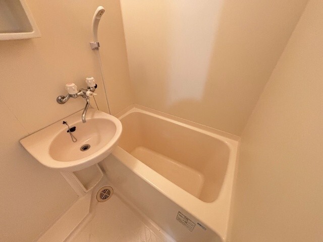 バス・シャワールーム　清潔感のあるお風呂です。