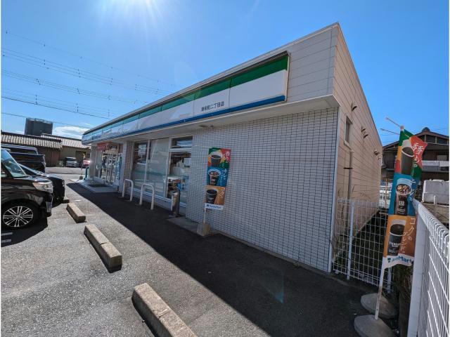 コンビニ　ファミリーマート津栄町二丁目店（コンビニ）まで98m