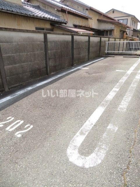 【豊橋市高師本郷町のアパートの駐車場】