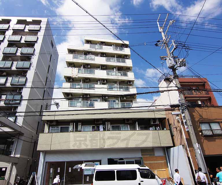 【京都市伏見区東浜南町のマンションのエントランス】