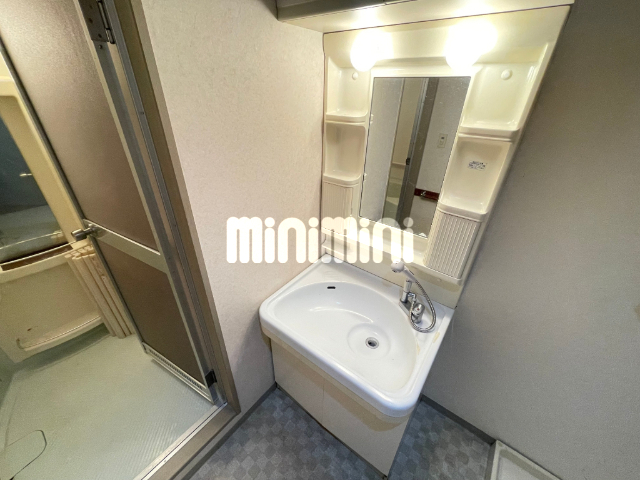 洗面設備　朝の身支度に使える洗面台です。