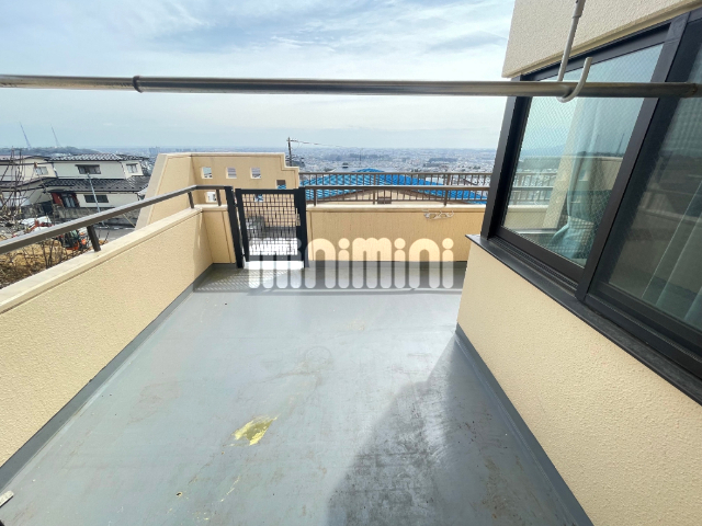 バルコニー　ベランダがついております。