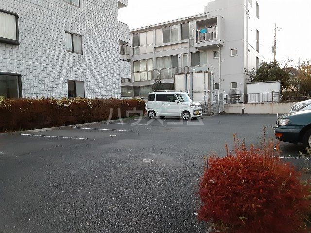 【相模原市緑区東橋本のマンションの駐車場】