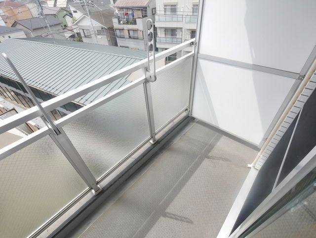 【川崎市高津区二子のマンションのバルコニー】