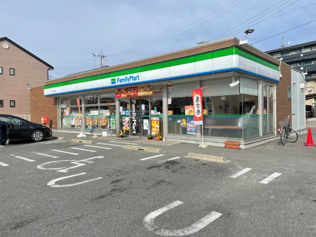 コンビニ　ファミリーマート小牧文津店（コンビニ）まで916m