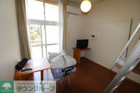 レオパレスサンハイムの居間写真