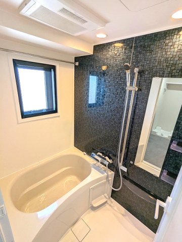 バス・シャワールーム　窓付、浴室換気乾燥機、自動お湯張機能付き