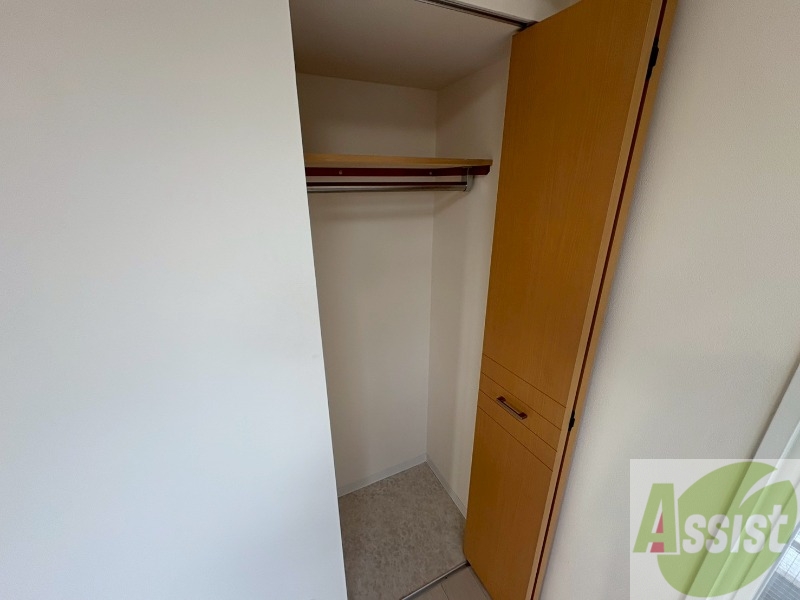 収納　こちらの収納にはハンガーをかけて服もしまえますね。