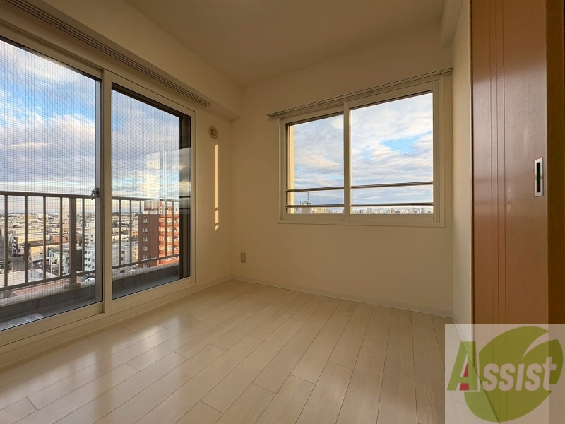 その他部屋・スペース　戸を閉めるとリビングと区切られた寝室にすることができますよ。