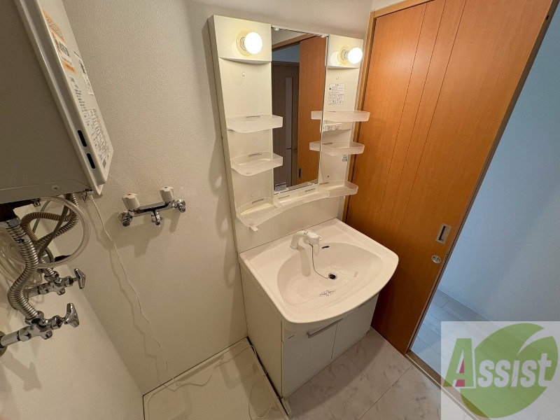 洗面設備　大きくて使いやすそうな独立洗面台になっています。