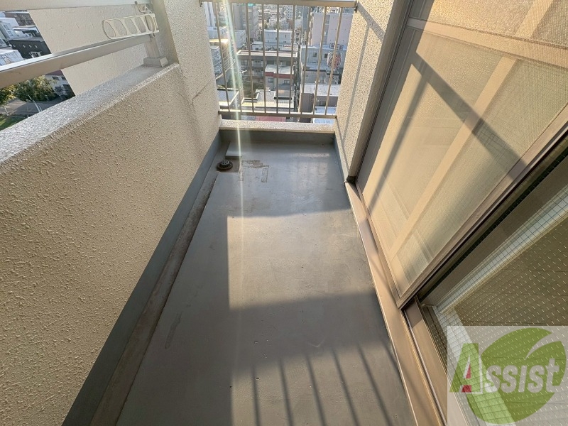 バルコニー　バルコニー。洗濯物がはかどりそうな広さがありますよ。