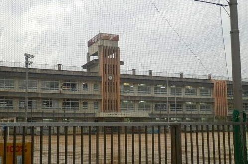 小学校　山本小学校（小学校）まで300m