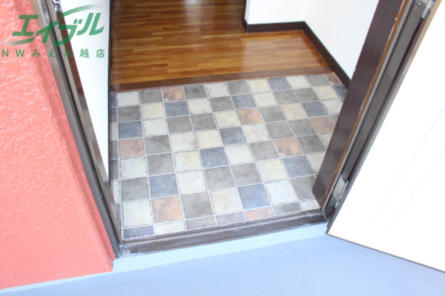 玄関　別部屋同型タイプ写真です。