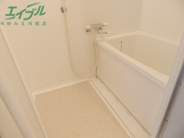 バス・シャワールーム　部屋同型反転タイプ写真です。