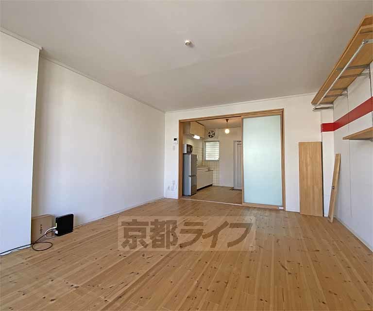 居室・リビング　無垢のフローリングが気持ちの良い広々とした１１帖の居室...