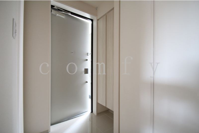 玄関　人感センサーライト付きの玄関