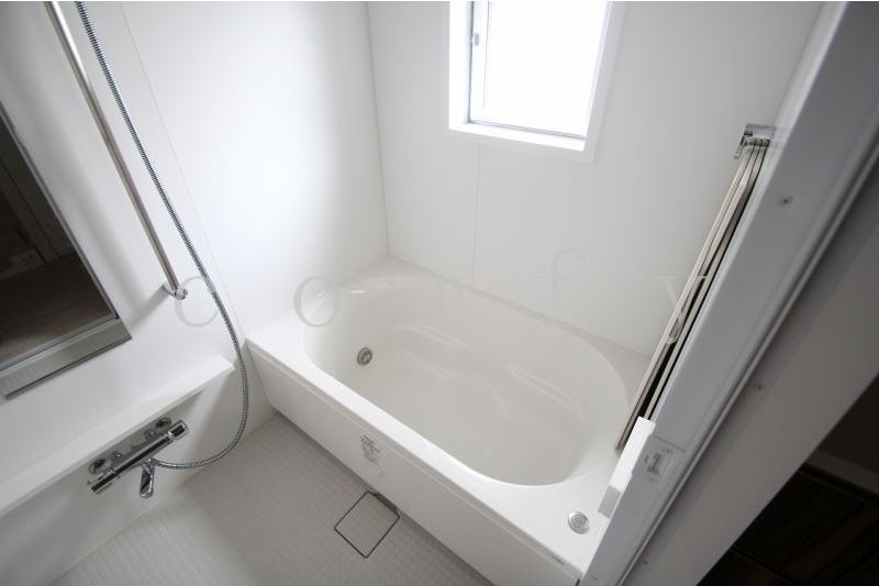 バス・シャワールーム　窓のある明るいバスルーム