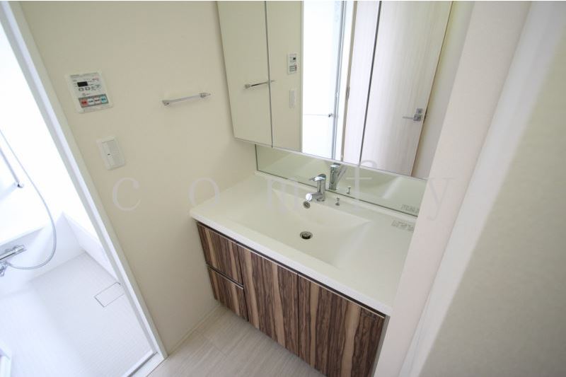 洗面設備　清潔感漂うパウダールーム