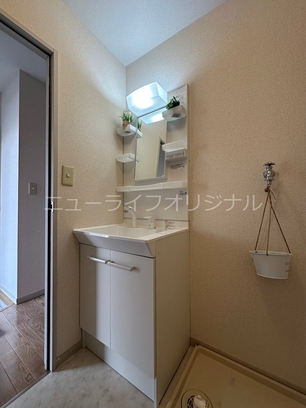 洗面設備　シャワーノズル付で身支度も、洗面台回りのお掃除もラクチン。