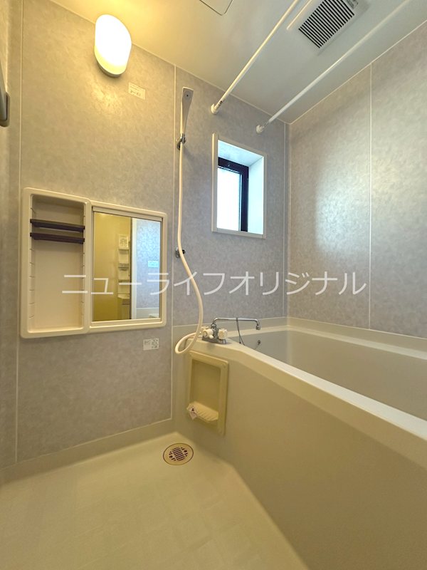 バス・シャワールーム　自然光の入るバスルームでくつろぎのひと時を。