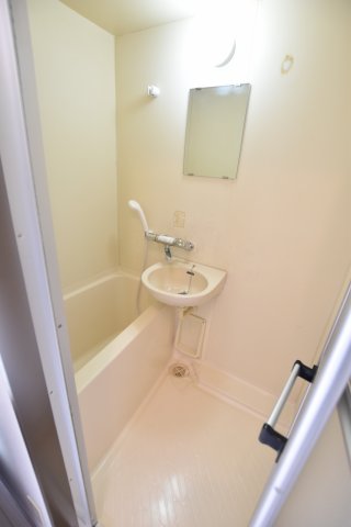 バス・シャワールーム　同物件、別部屋のお写真となります。ご参考までにご覧ください。