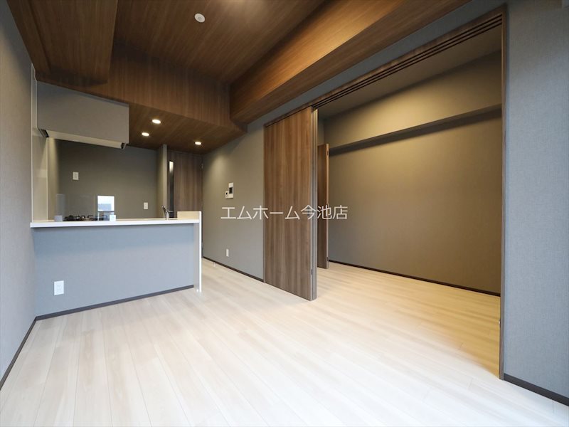 居室・リビング　LDK8.9帖　エアコン付　バルコニーに面しています