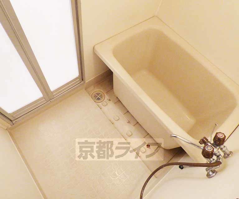 バス・シャワールーム　広々とした浴室です。