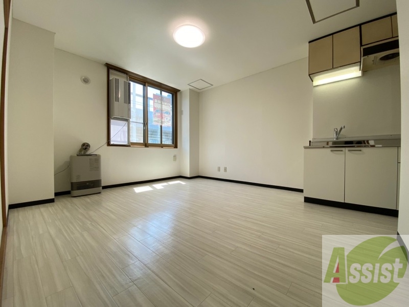 居室・リビング　１０帖の洋室です。広々として、きれいですね。