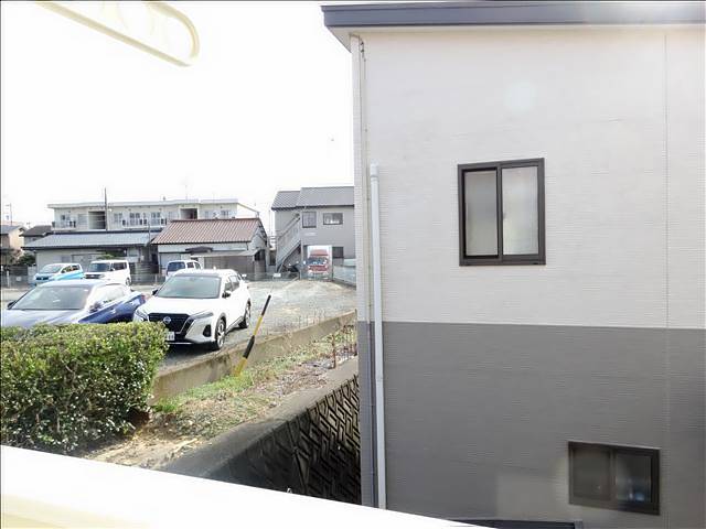 眺望　目の前は駐車場と民家です
