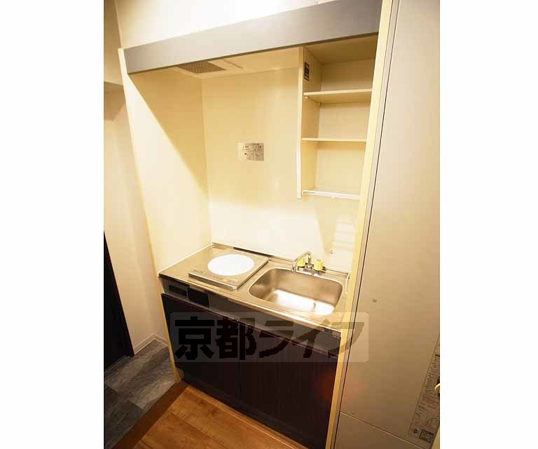 キッチン　収納扉も木目でカッコ良く・