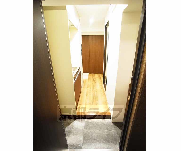 玄関　グレーのタイルがいい感じです