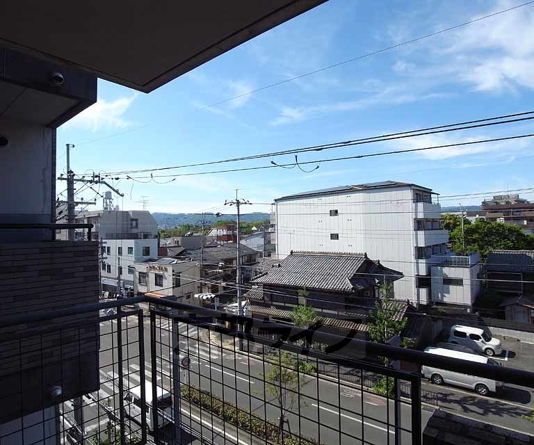 眺望　広いバルコニーからの今出川通り