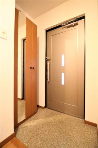 玄関　女性の方に嬉しい鏡付きのシューズボックスあります