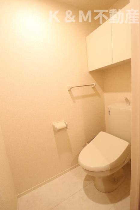 トイレ　落ち着いた色調のトイレです