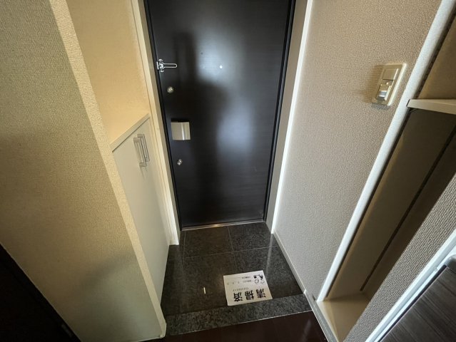 玄関　同物件別部屋写真