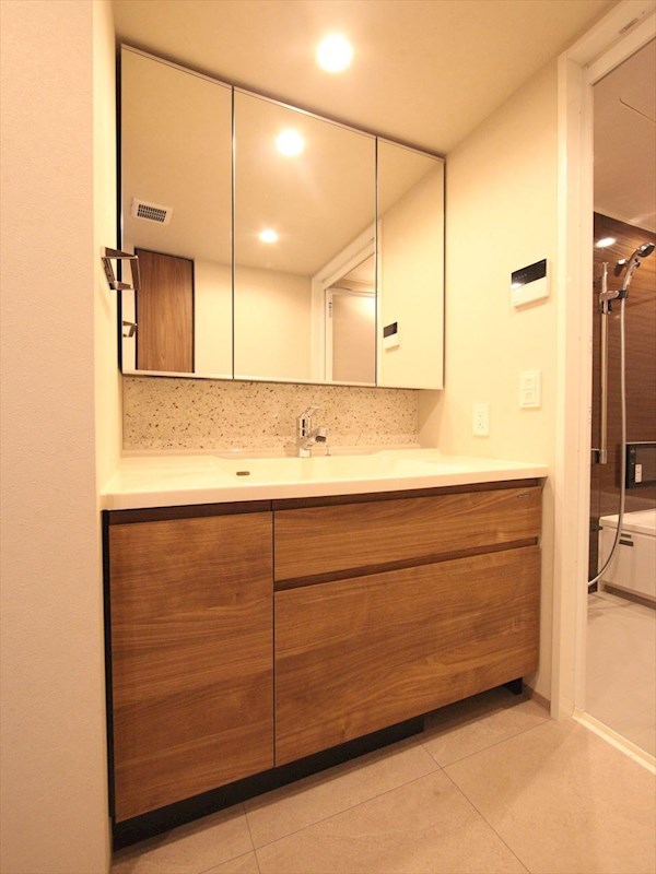 洗面設備　脱衣所　独立洗面台（シャンプードレッサー付）