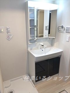 洗面設備　三面鏡付きシャンプードレッサー